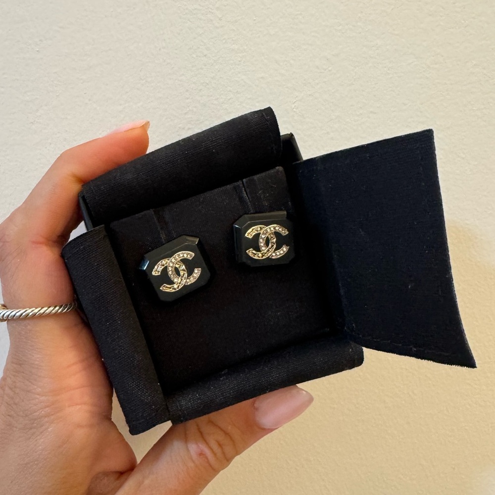 Authentic CHANEL earrings black in EUC!